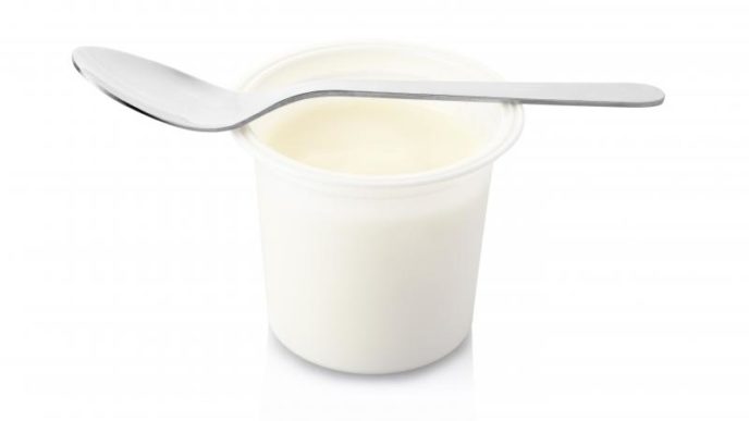 Jogurt izolovaný na bílém pozadí.jpg