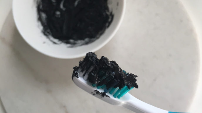 Diy dřevěné uhlí zubní pasta laurens notebook blog.jpg