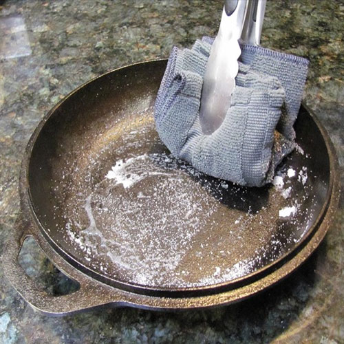 7 uses of salt for home cleaning clean greasy pans 7 44531 clean greasy pans.jpg