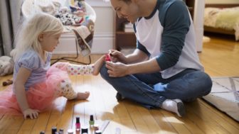 Father painting daughter toenails with fingernail polish 554994563 57f3c0ad5f9b586c35a47162.jpg