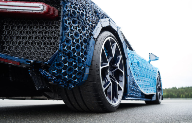 Back wheels view of bugatti chiron lego car.png