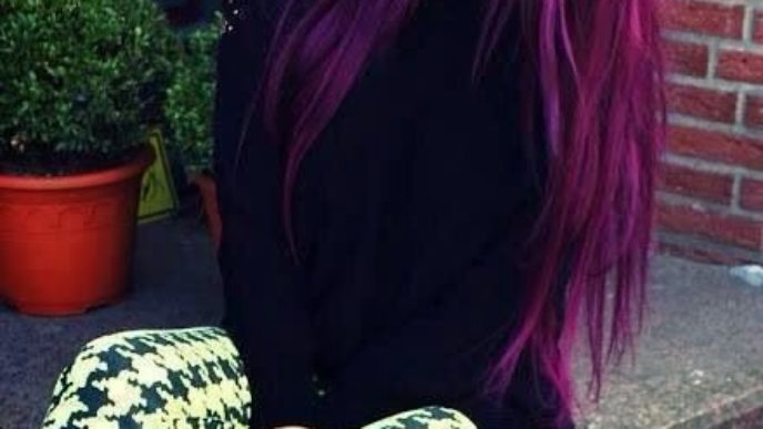 fialové vlasy