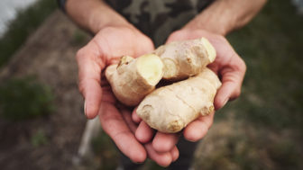 Zničte ÚPLNE PRIRODZENE vaše materské znamienka, bradavice, čierne bodky, kožné značky a starecké škvrny!