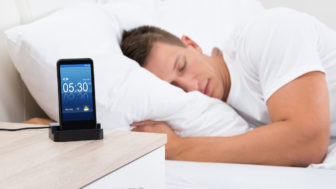 Mobil na nočnom stolíku