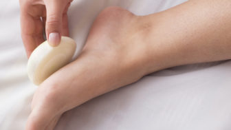 Onion slices in the foot as a medical treatment