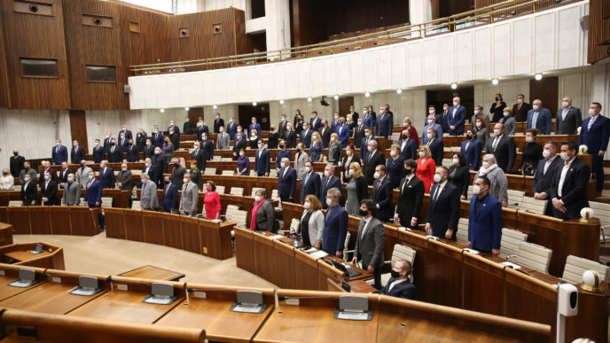 Poslanci už rozhodli, NÚDZOVÝ STAV sa na Slovensku predĺži