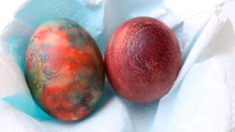 Farbenie vajec za pomoci peny na holenie jednoduche a krasne.jpg