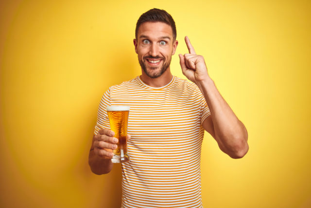 muž s pivom