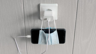 Nabíjačka na telefón v zásuvke