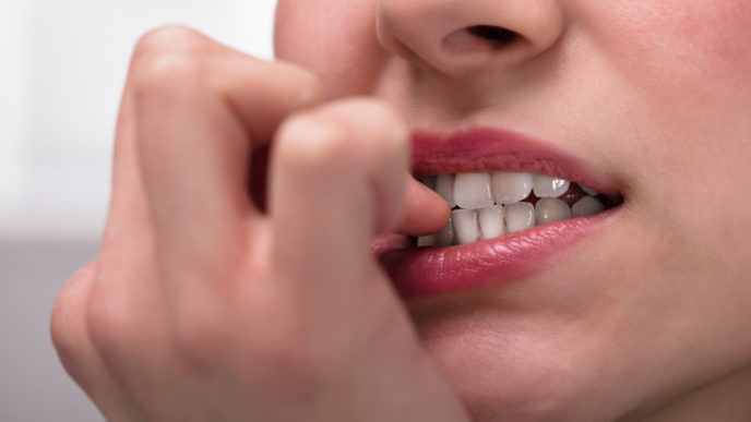 Kousání nehtů