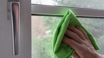 Ako zabrániť roseniu okien?