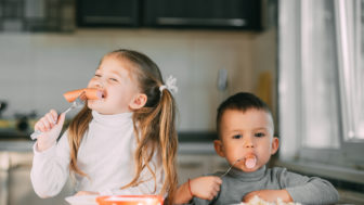 nedávajte deťom párky