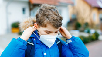 Respirátory povinné aj v exteriéri