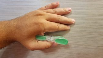 štipec vedľa palca