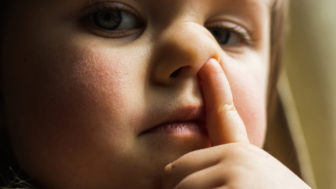 Špárate sa v nose a jete to?