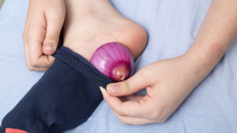 vložila cibuľu do ponožky