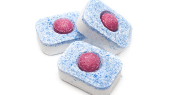 tabletou do umývačky vyčistíte aj sprchovací kút