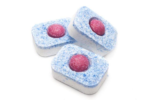 tabletou do umývačky vyčistíte aj sprchovací kút