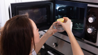 Do rúry dajte nakrájaný citrón