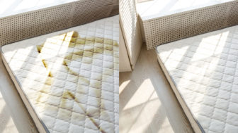 Ako zničiť škvrny na matracoch