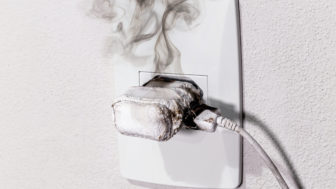 nechávať nabíjačku v zásuvke?