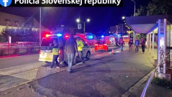 Auto narazilo do zastávky na Zochovej ulici v Bratislave