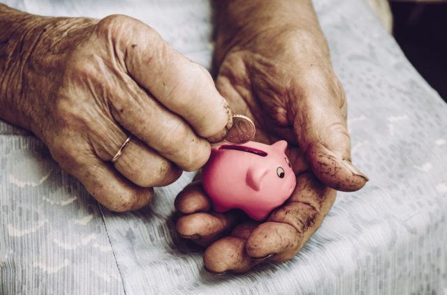 Dôchodcovia by si mohli na Vianoce finančne polepšiť