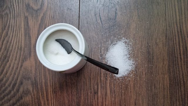 Nasypte cukor na podlahu