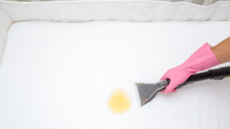 Ako zničiť škvrny na matracoch