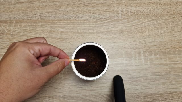 Muž hodil zápalku do šálky s kávou