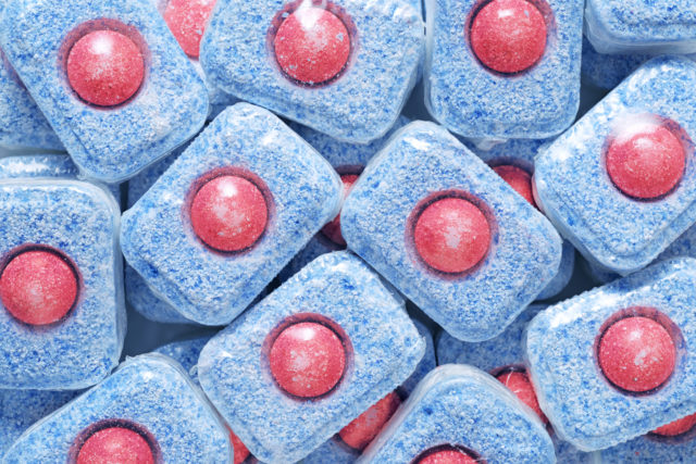 Netradičné využitie tabletiet do umývačky pri upratovaní
