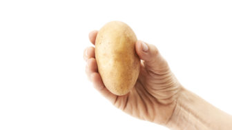 Umyte okná bez kvapky vody! Postačia vám zemiaky