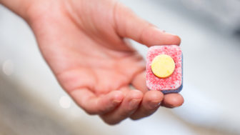 Vzala obyčajnú tabletu do umývačky