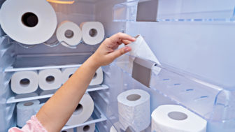 rolku toaletného papiera v chladničke