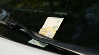 Pozor na bankovky za stieračom auta