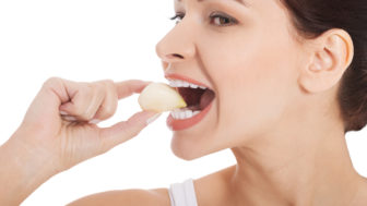 strúčik cesnaku do úst