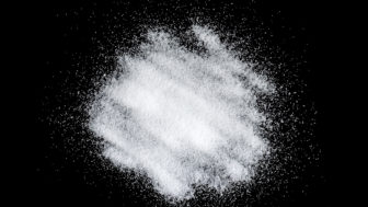 Babička vždy sypala jedlú sódu do vysávača