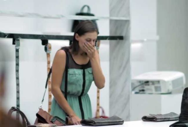 Žena si išla kúpiť kabelku