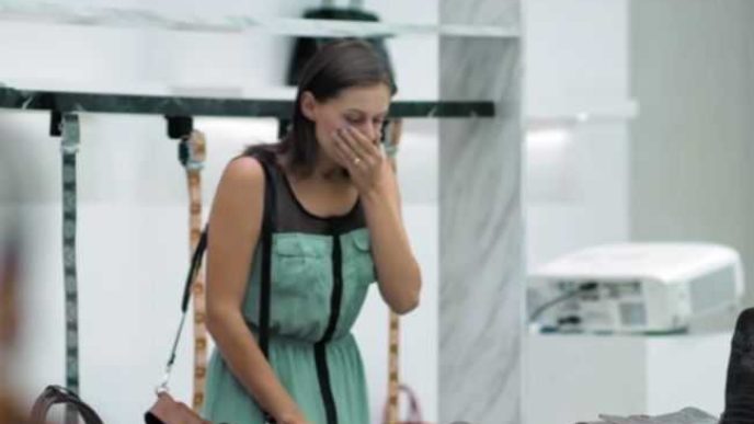 Žena si šla koupit kabelku