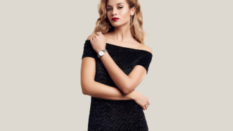 žena v čiernych šatách