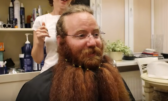 Muž si oholil po rokoch hustú bradu