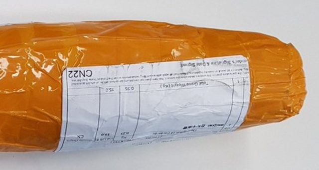 Mužovi prišiel na poštu balík