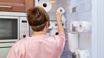 Prečo dať rolku toaletného papiera do chladničky?