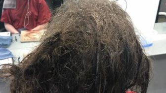 Kaderníčka odmietla vyholiť hlavu tínedžerke