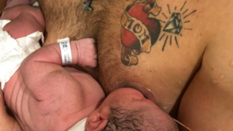 začal dojčiť otec