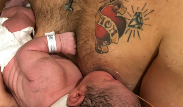 začal dojčiť otec