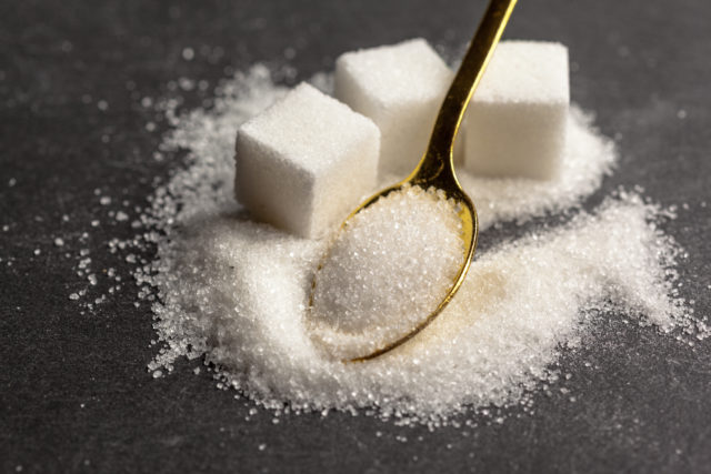 Nasypte kryštálový cukor na podlahu