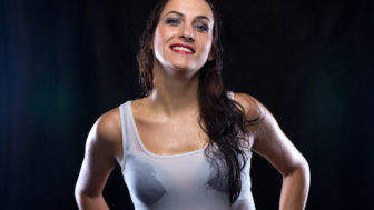 pod bielym tričkom bielu podprsenku