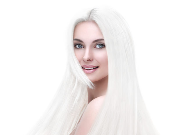žena s bielymi vlasmi