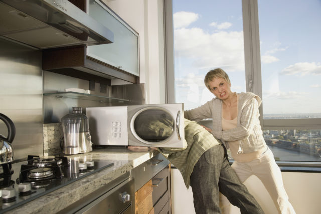 Viete, čo absolútne nepatrí do mikrovlnky?